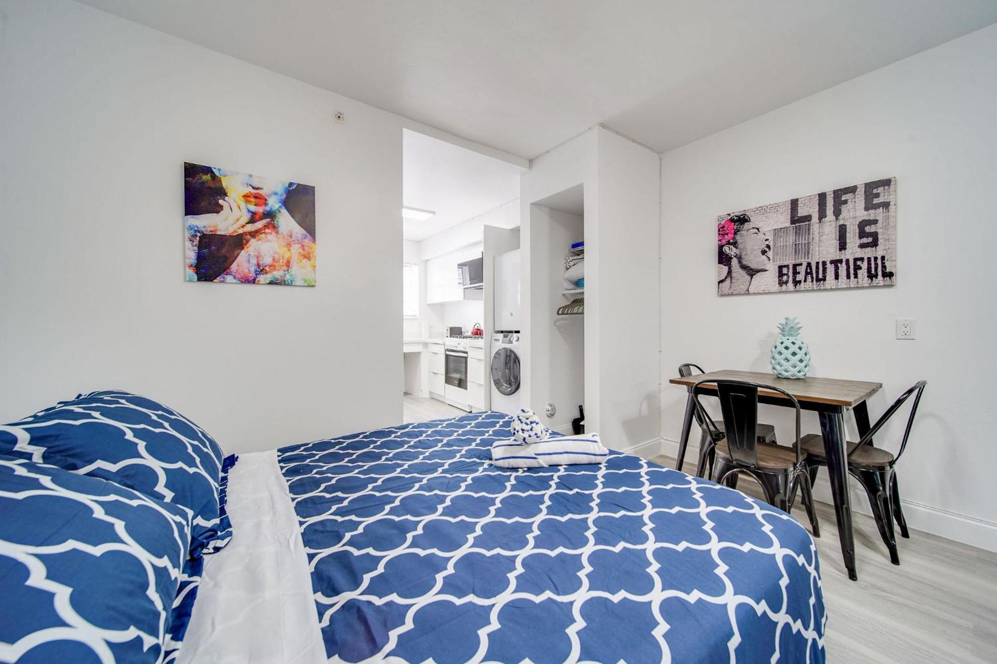 Deco Beachside Apt, W/2 Queen Beds, Washer/dryer Appartement